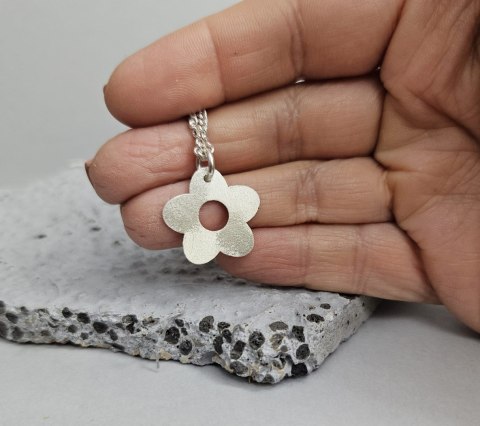 Srebrny wisior z kwiatem niezapominajką