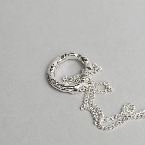 Wisior unisex małe nieregularne koło z kolekcji VOLCANO