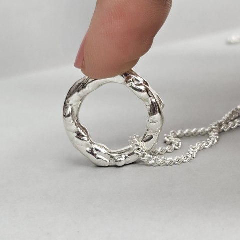 Wisior unisex małe nieregularne koło z kolekcji VOLCANO