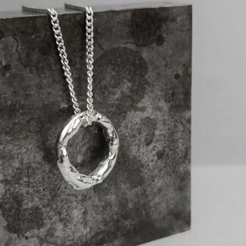 Wisior unisex małe nieregularne koło z kolekcji VOLCANO