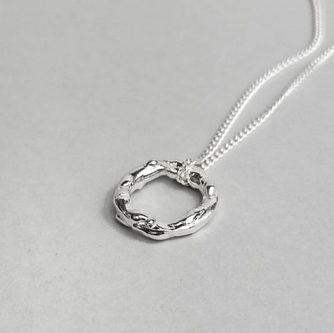 Wisior unisex małe nieregularne koło z kolekcji VOLCANO