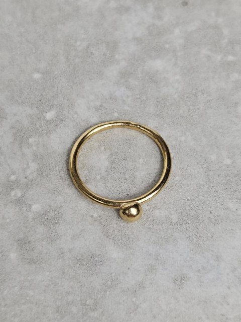 Pierścionek pozłacany gładki z kulką