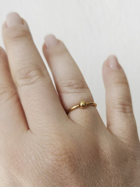 Pierścionek pozłacany gładki z kulką