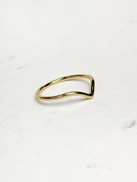 Pierścionek pozłacany trójkącik