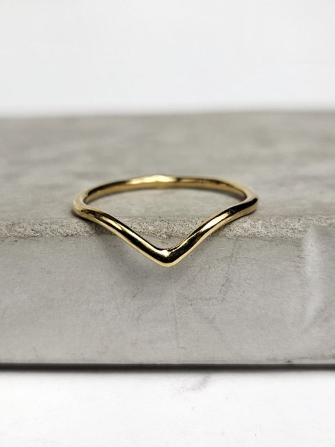 Pierścionek pozłacany trójkącik