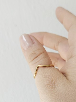 Pierścionek pozłacany trójkącik