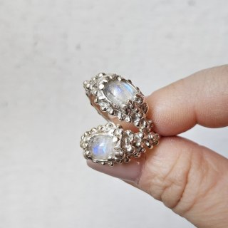 Pierścionek srebrny ROSA z kamieniem księżycowym