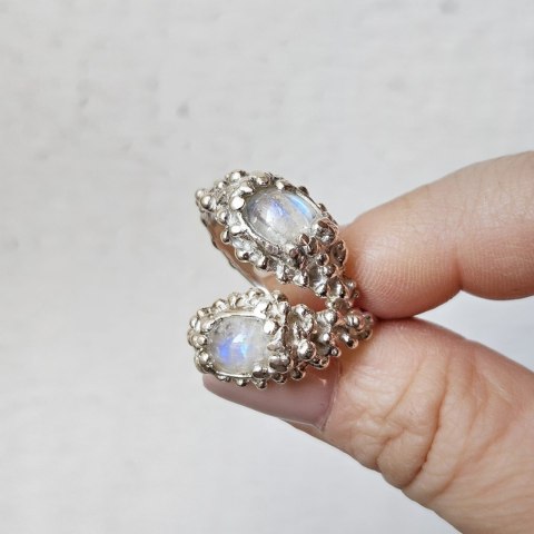 Pierścionek srebrny ROSA z kamieniem księżycowym