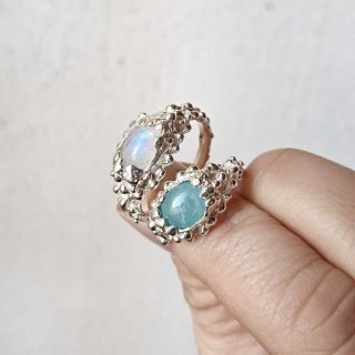 Pierścionek srebrny ROSA z kamieniem księżycowym