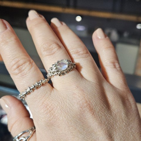 Pierścionek srebrny ROSA z kamieniem księżycowym