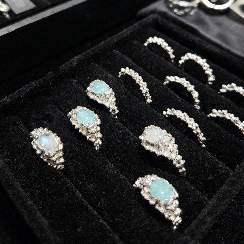 Pierścionek srebrny ROSA z kamieniem księżycowym