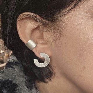 Srebrne eleganckie kolczyki asymetryczne CIRCA